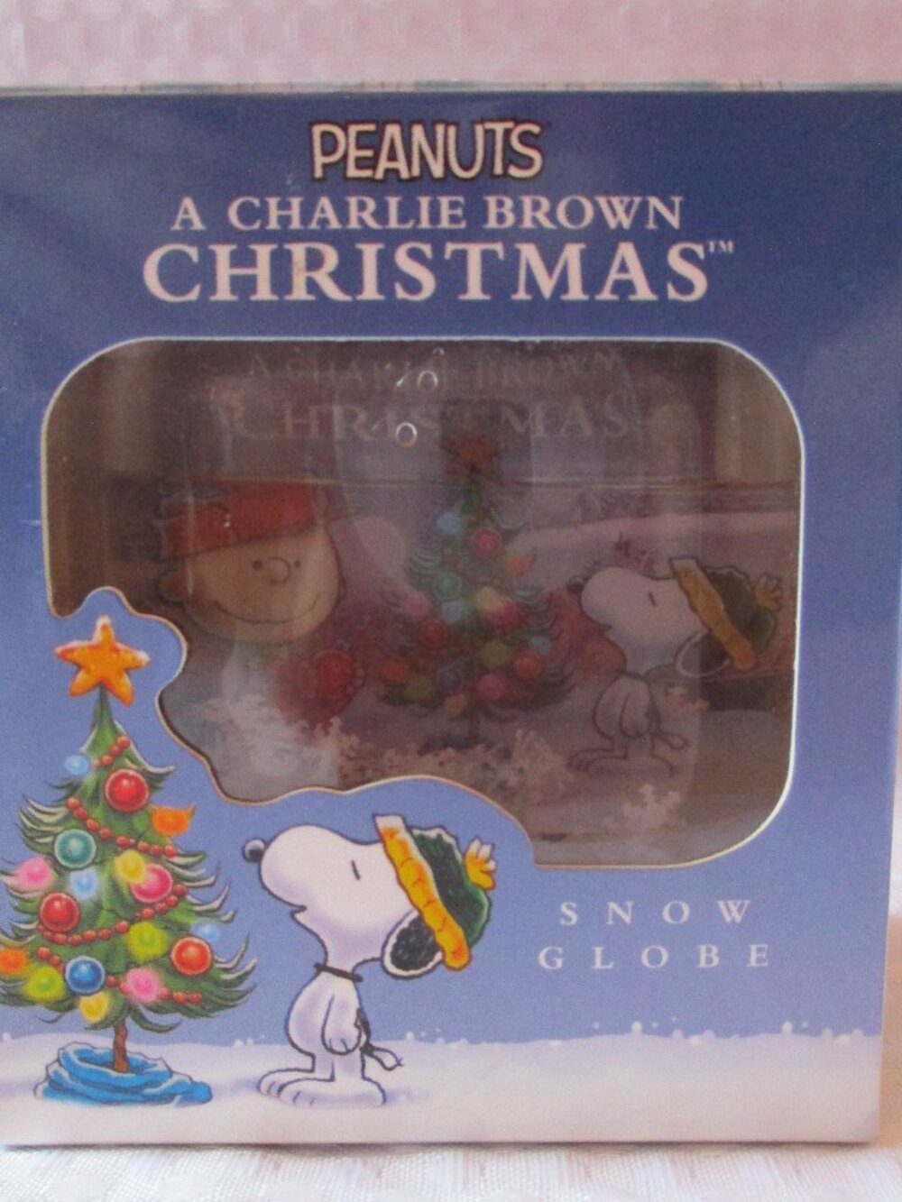 2012 Running Press Peanuts A Charlie Brown Christmas Mini Snow Globe & Book Set